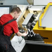 CNC operater m z u proizvodnji dijelova za autoindustriju